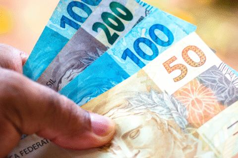 Descubra o empréstimo perfeito para o seu orçamento: analise taxas e termos antes de tomar uma decisão.