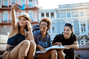 Como dividir tarefas ao viajar com amigos?