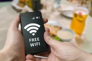Wi-Fi público em viagem: como proteger dados, banco e celular