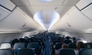 Companhia aérea low cost ou tradicional: quando cada opção realmente compensa