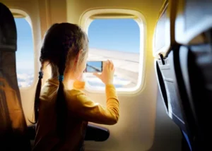 Menor de idade viajando: quando é preciso autorização e o que conferir antes